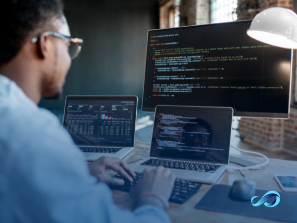 Especialista realizando um pentest em uma rede corporativa